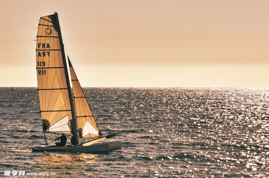 海面高清帆船摄影图
