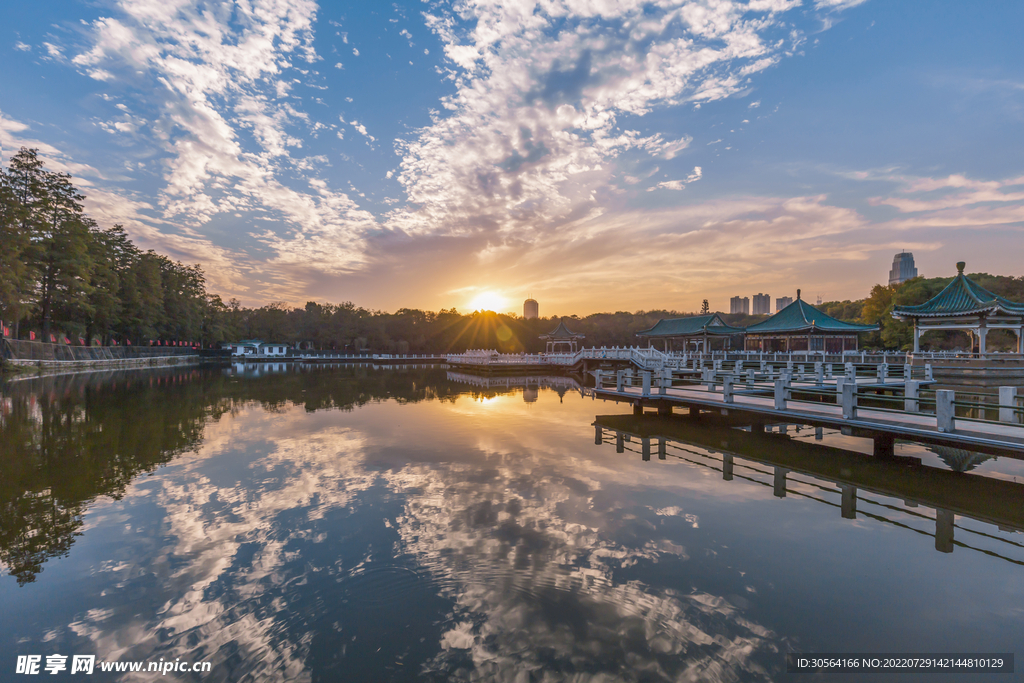 户外湖水复古建筑围栏