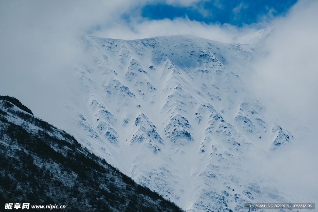 雪山山峦