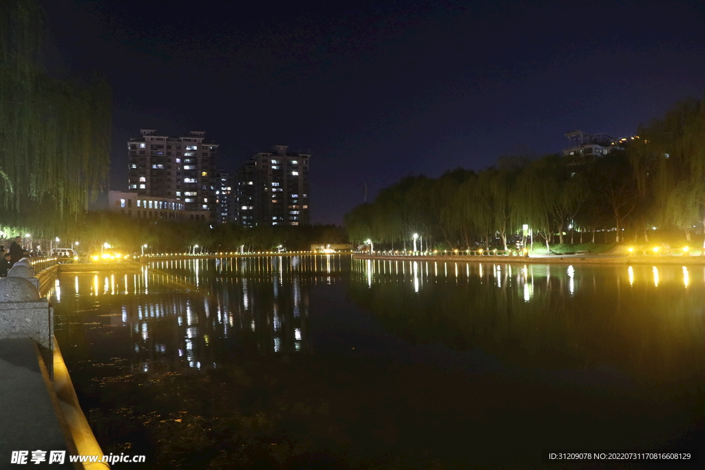 护城河夜景