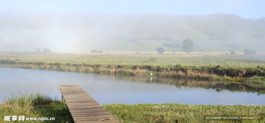 航拍高山云雾湖面鸟瞰水面风光