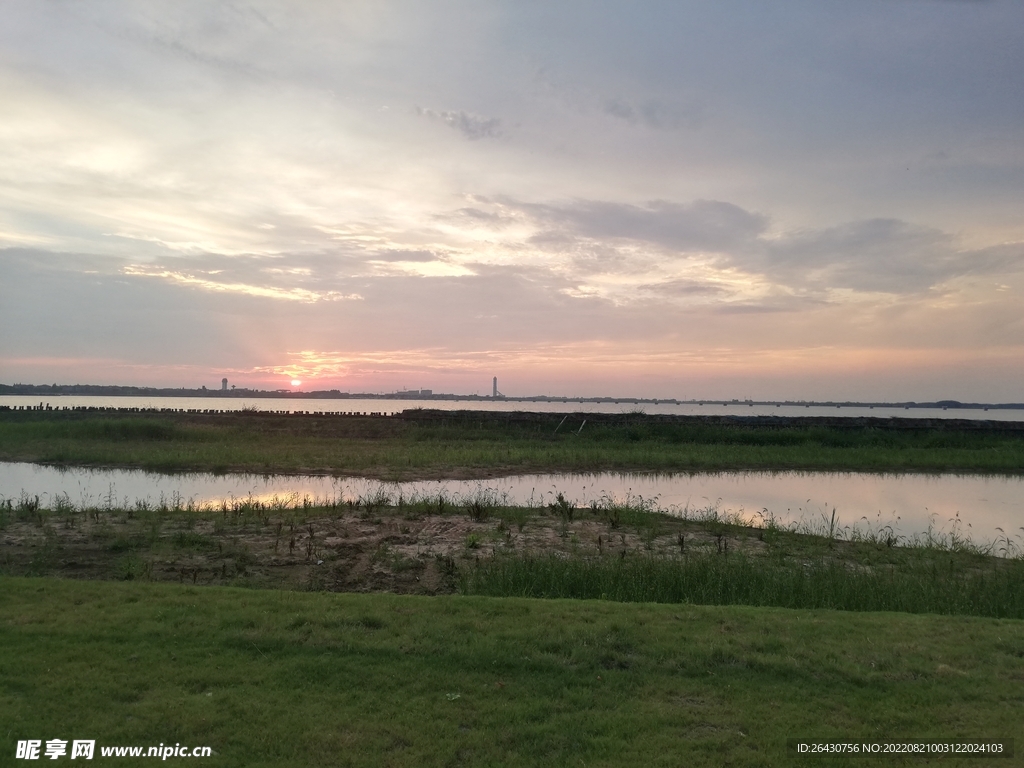 湖边晚霞美丽晚霞