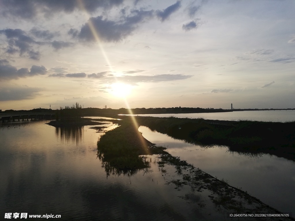 湖边日落湿地夕阳风景