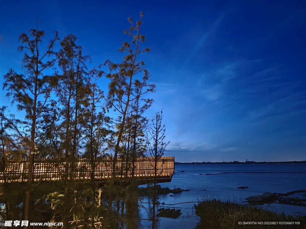 湖边观景长廊夜景