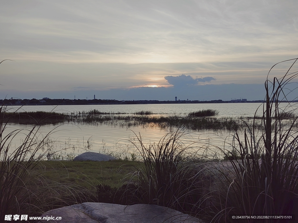 湖边晚霞