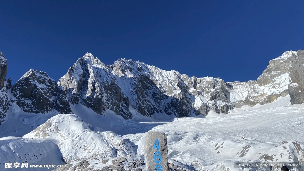 玉龙雪山雪景