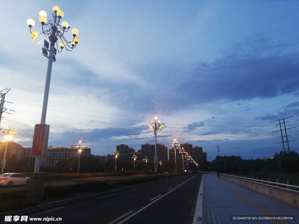 城市街道夜景晚霞