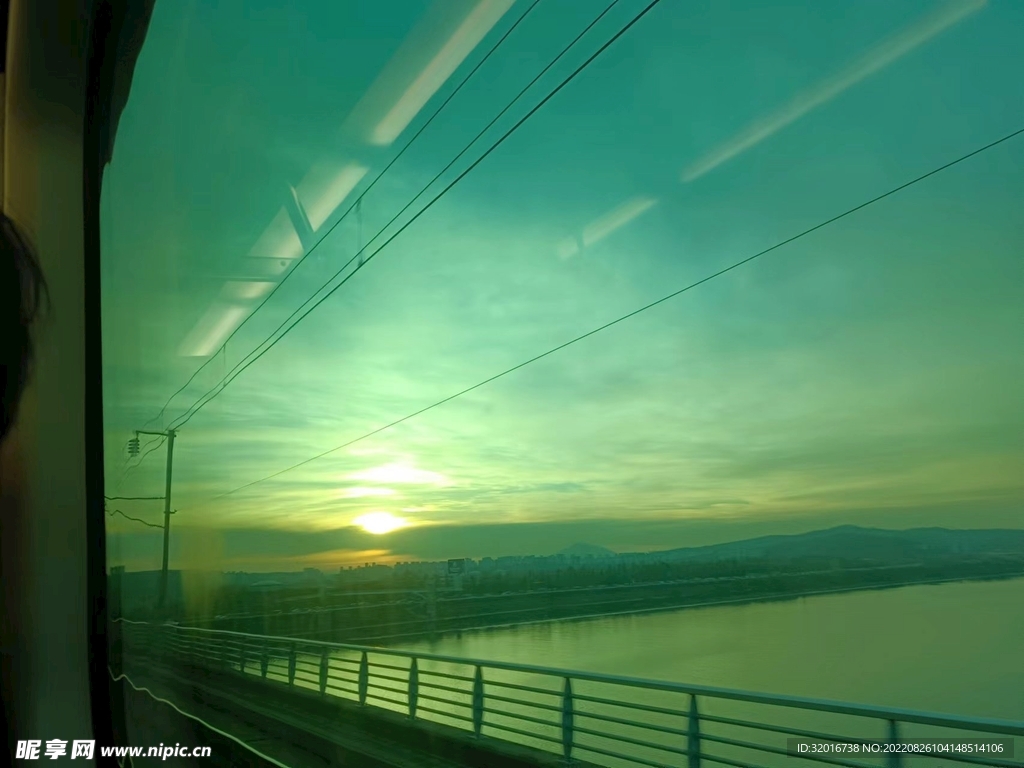 地铁上的夕阳
