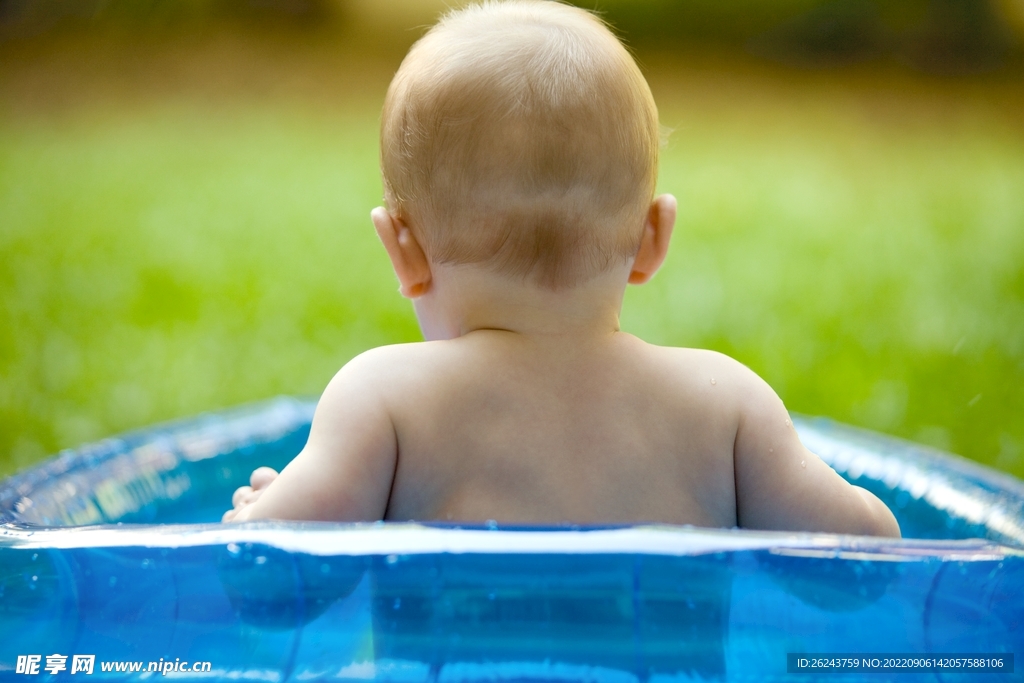 婴儿游泳背影