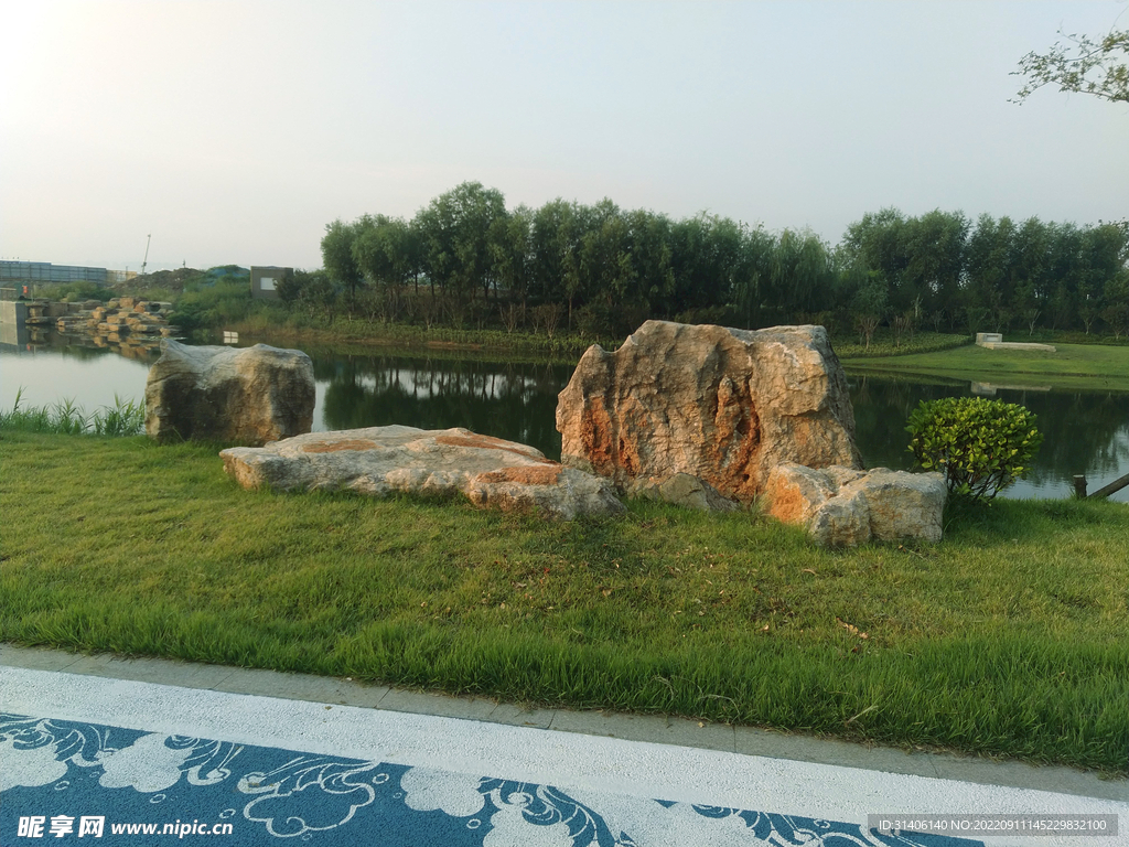 公园景观石图片