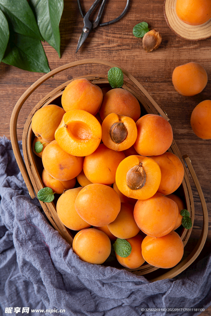 俯拍水果篮里面的成熟杏子