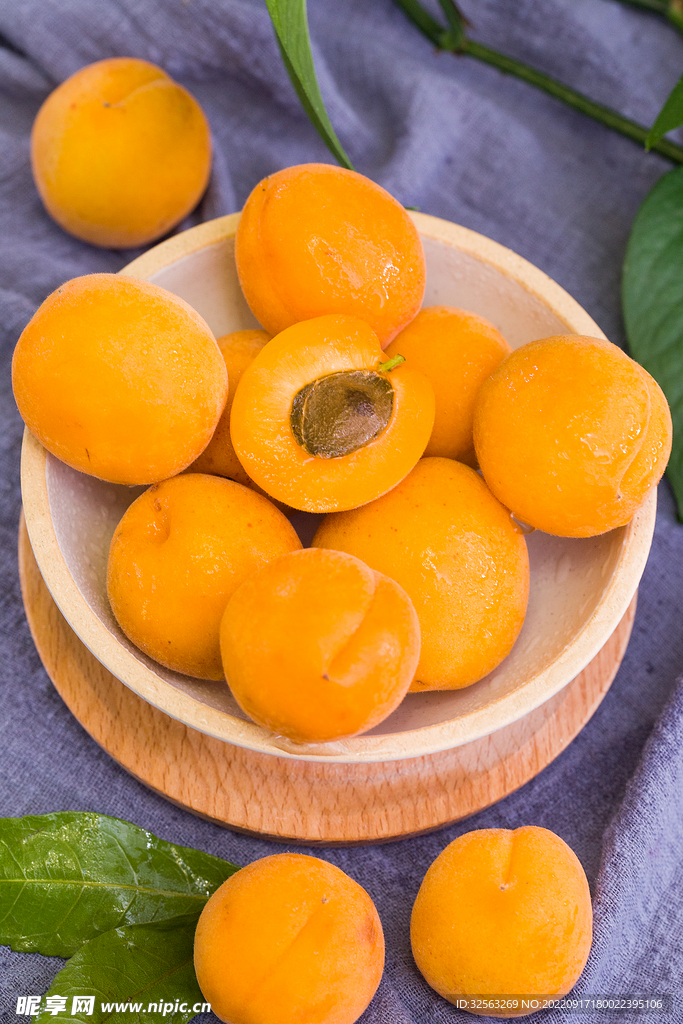 甜杏新鲜水果摄影图片