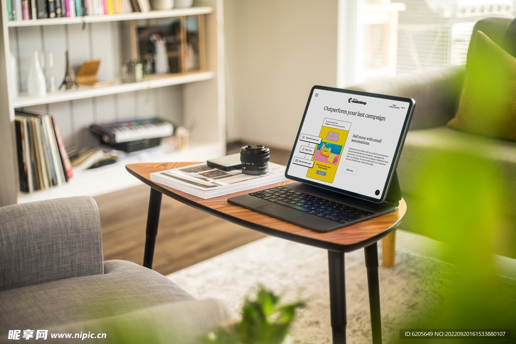 温馨屋内的笔记本电脑