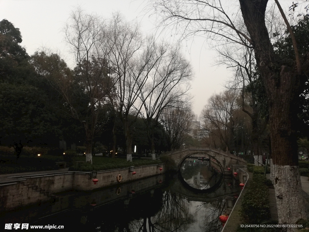 绍兴古城仓桥直街风光