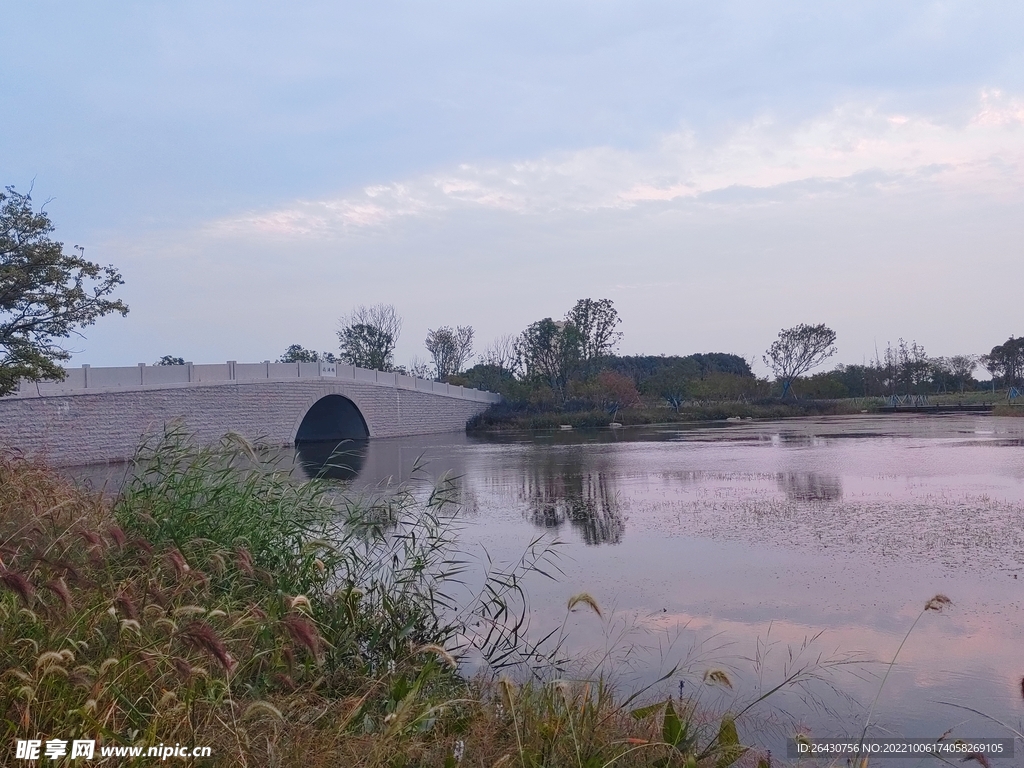 湿地公园湖面上的石拱桥