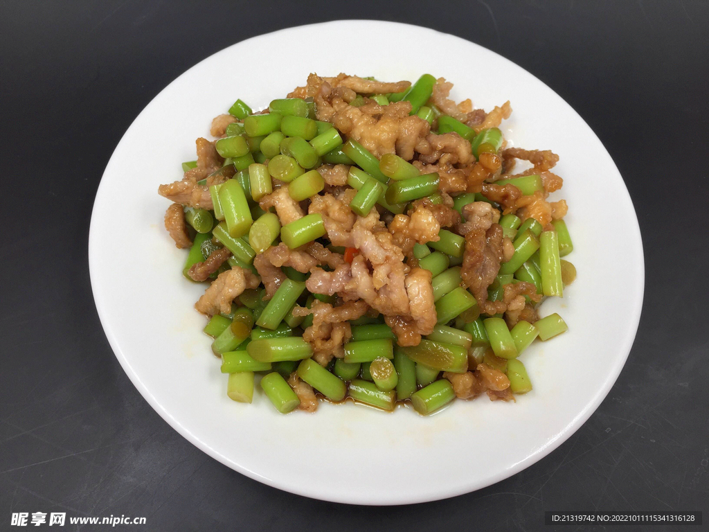 蒜苔炒肉摄影图