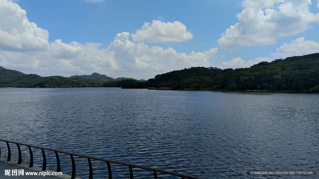 微风吹拂的湖面