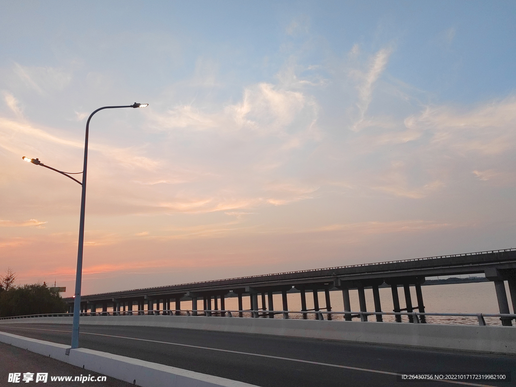 高速公路黄昏路灯