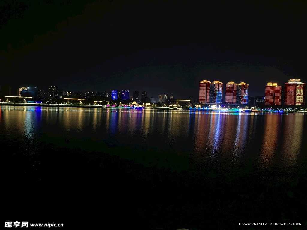 江边建筑倒影夜景