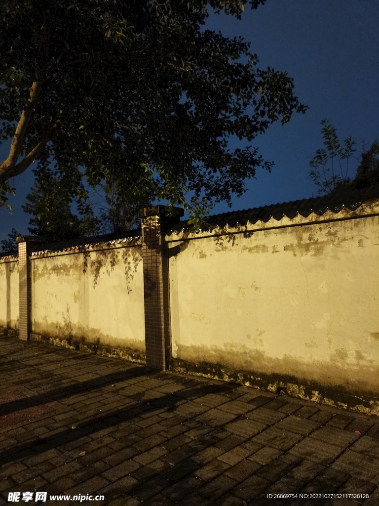 夜晚街道的围墙