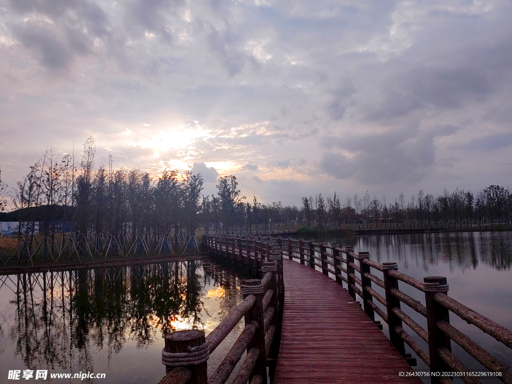 湖边木桥晚霞