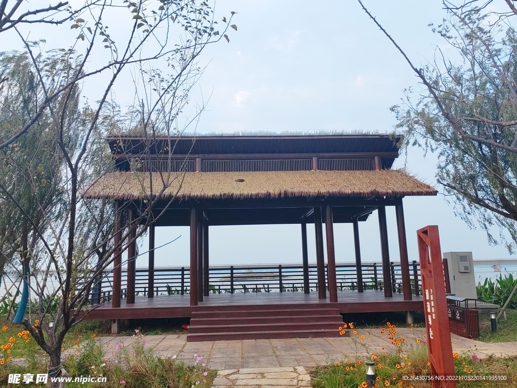 湖边凉亭