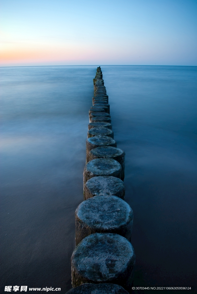 湖水上的石头台阶