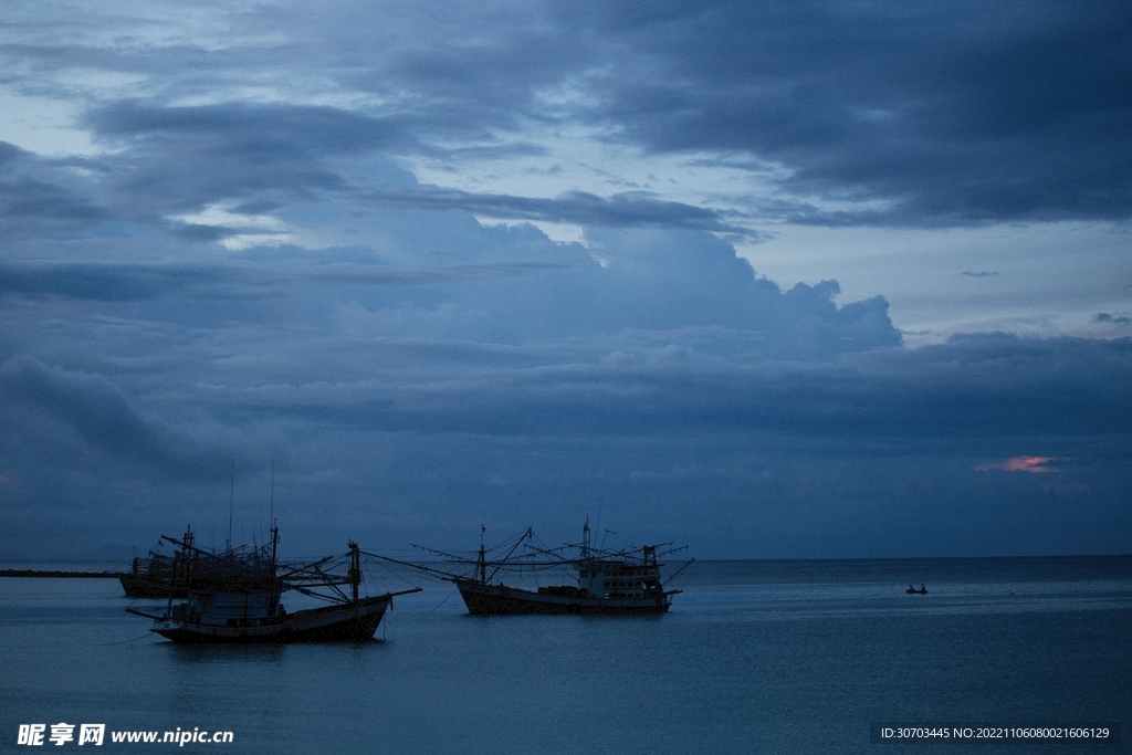 海上的船和白云