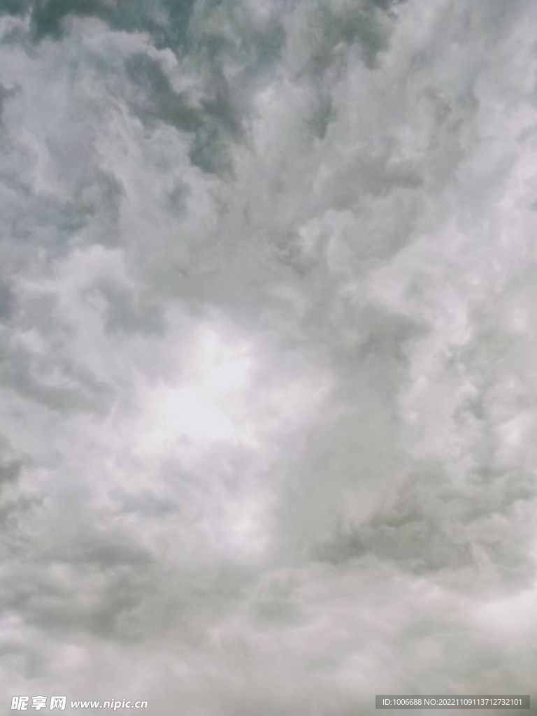 乌云密布祥云大风雨来临