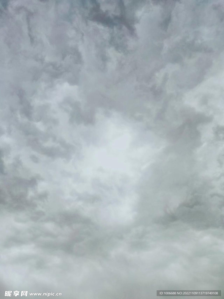 乌云密布祥云大风雨来临