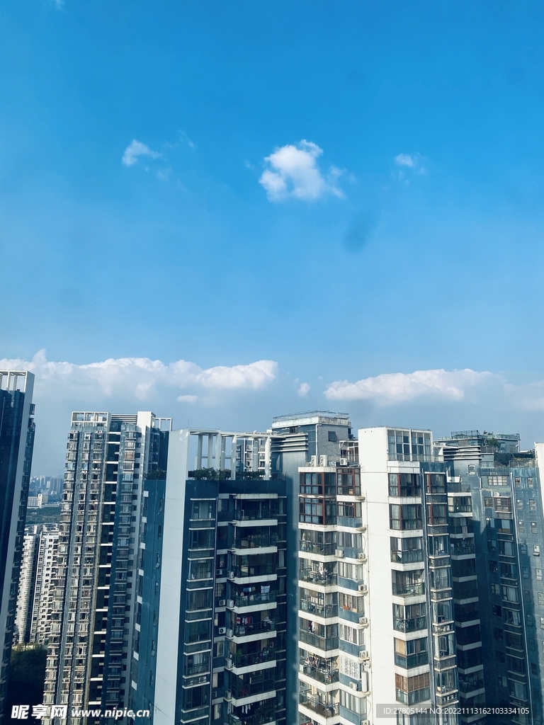 城市高楼大厦蓝天白云