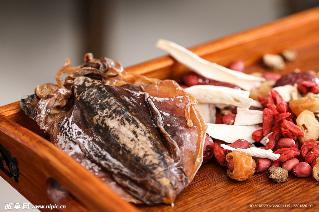 墨鱼牛蒡炖鸡脚汤