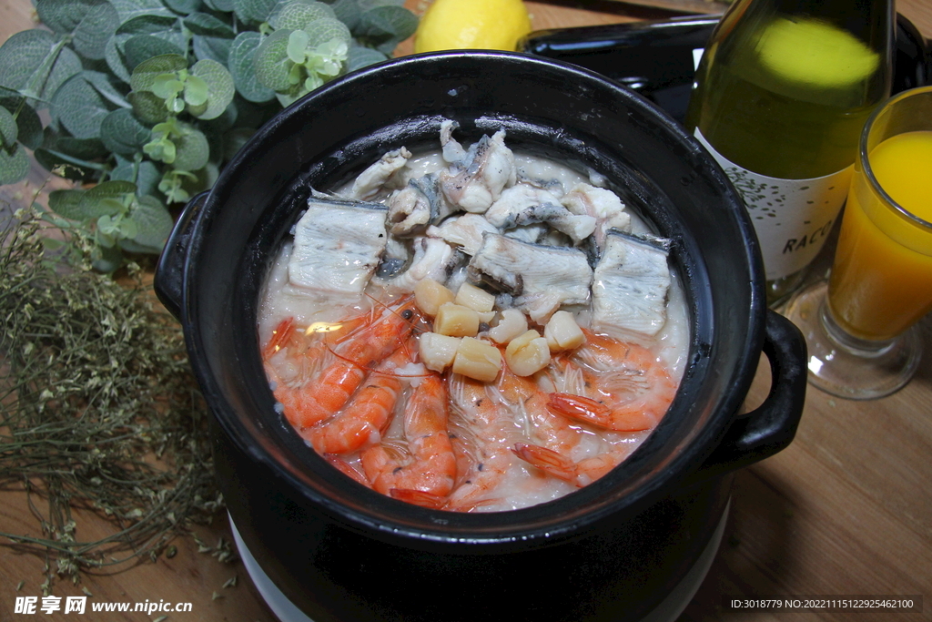 鳗鱼鲜虾干贝粥