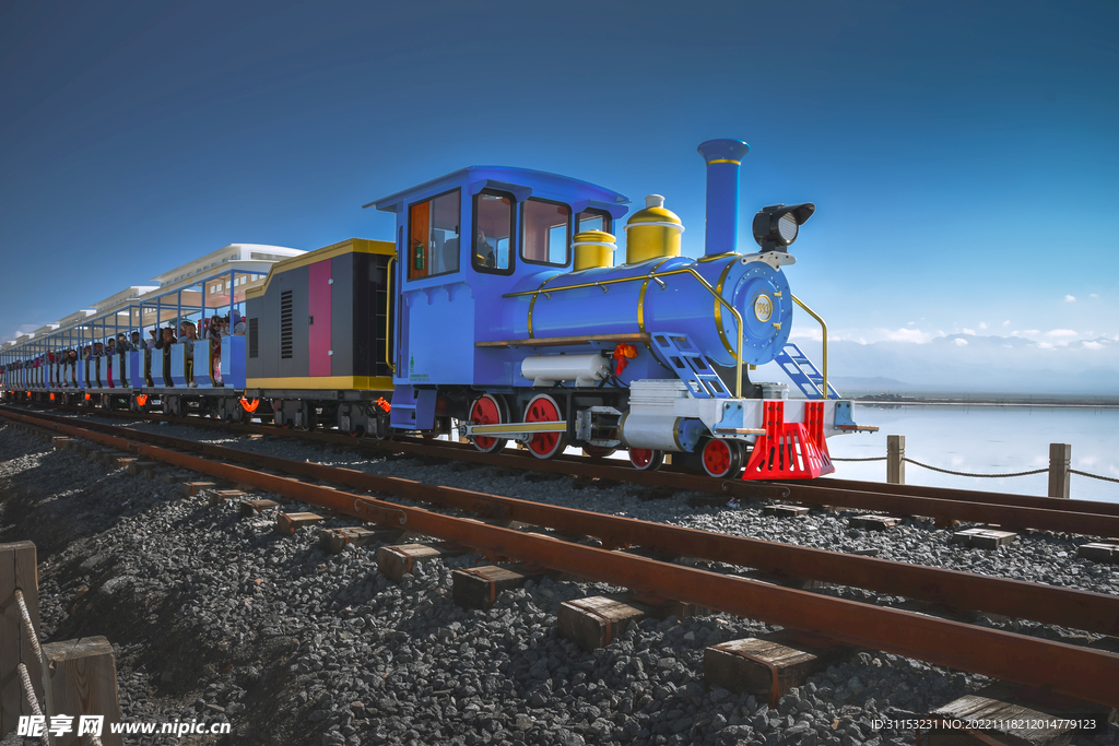 茶卡盐湖上的蓝色火车