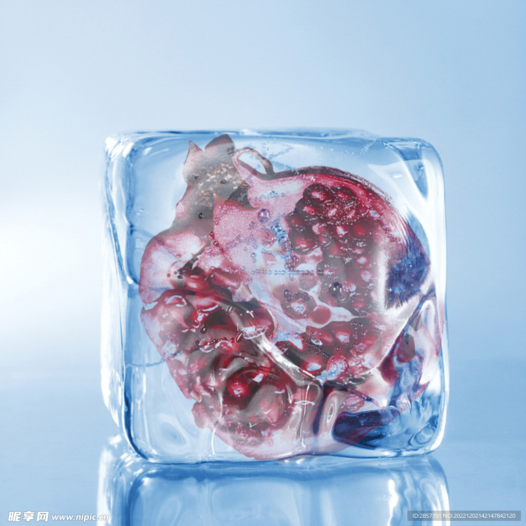 冰块中的石榴