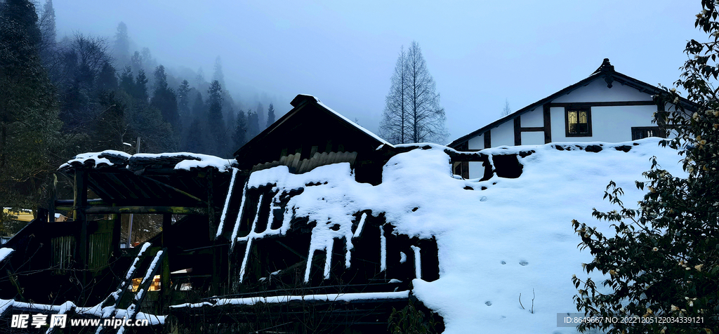峨眉山脚下的屋顶雪景