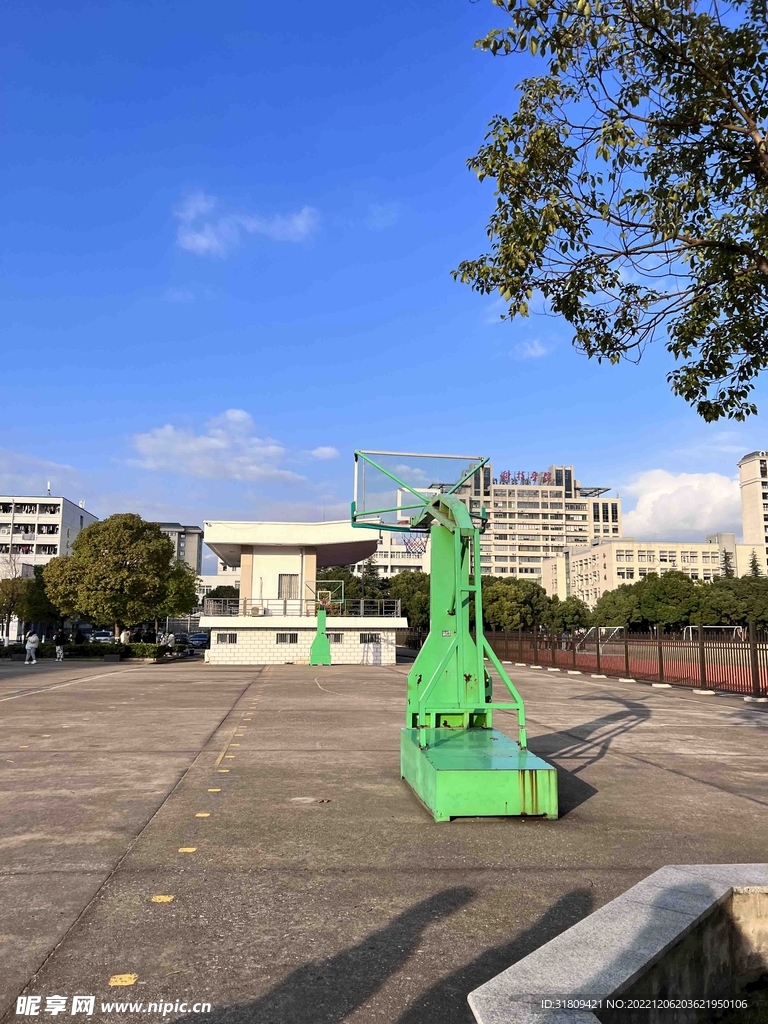 篮球场上的蓝天