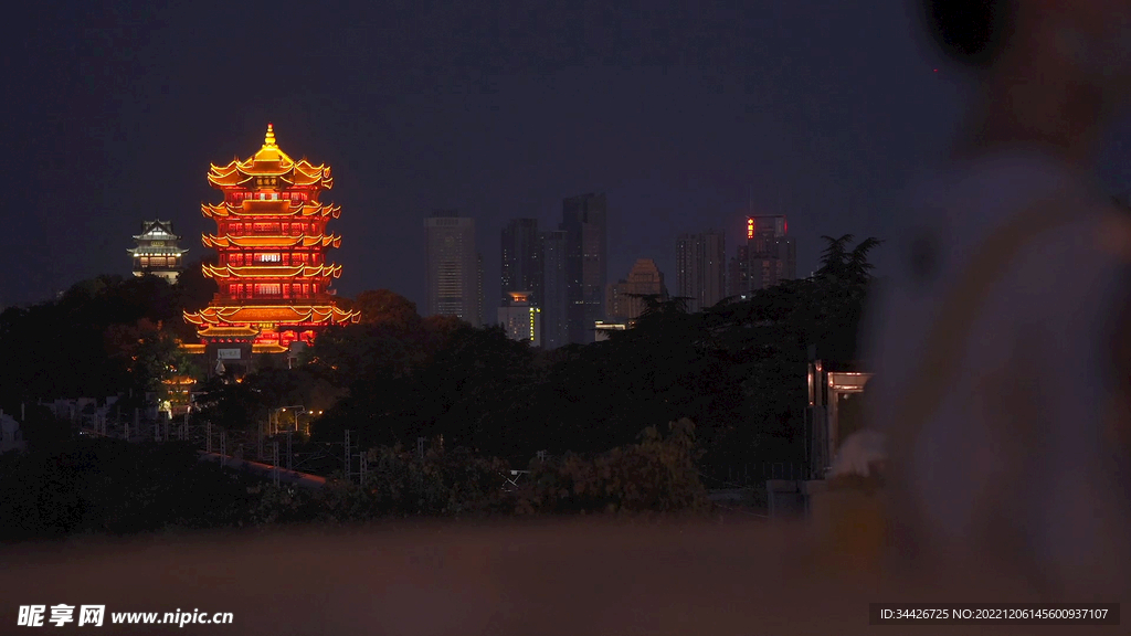 夜晚黄鹤楼下路过的火车