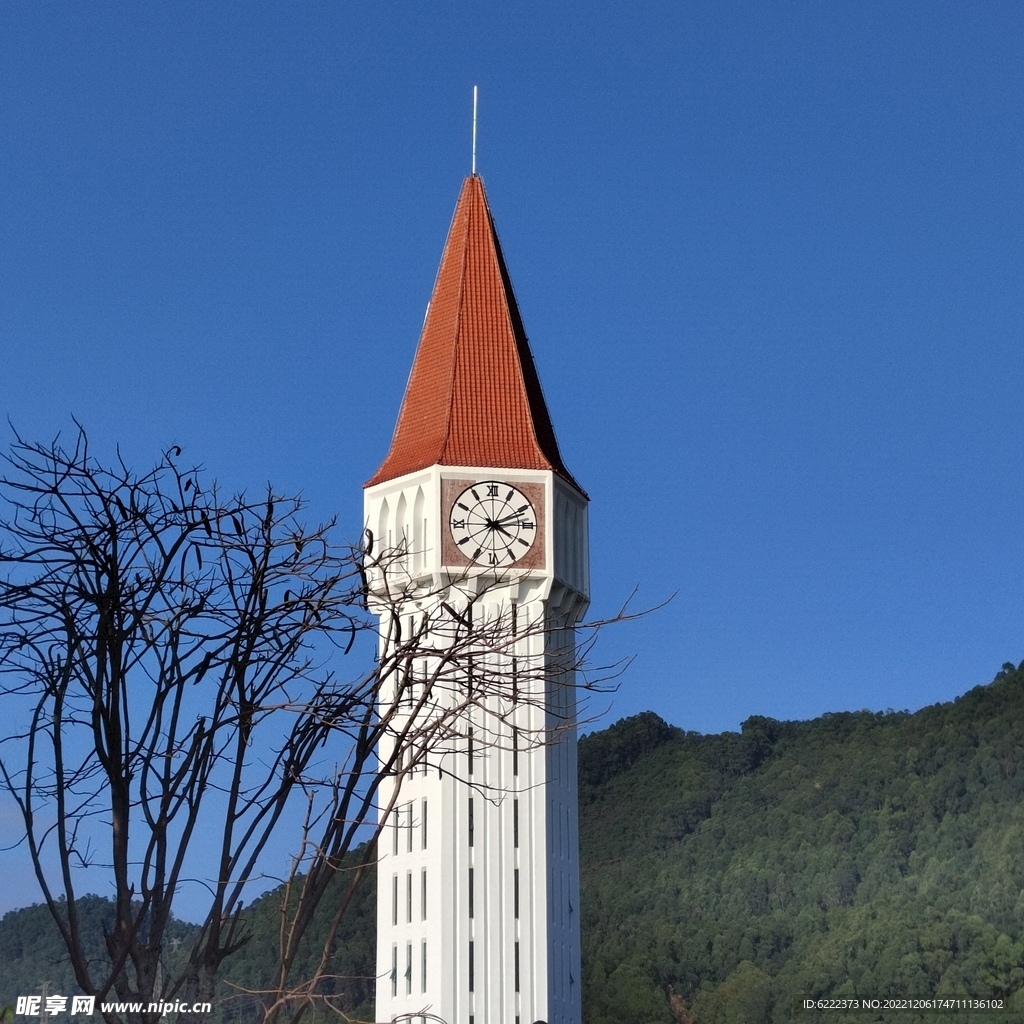 橙色尖顶塔钟