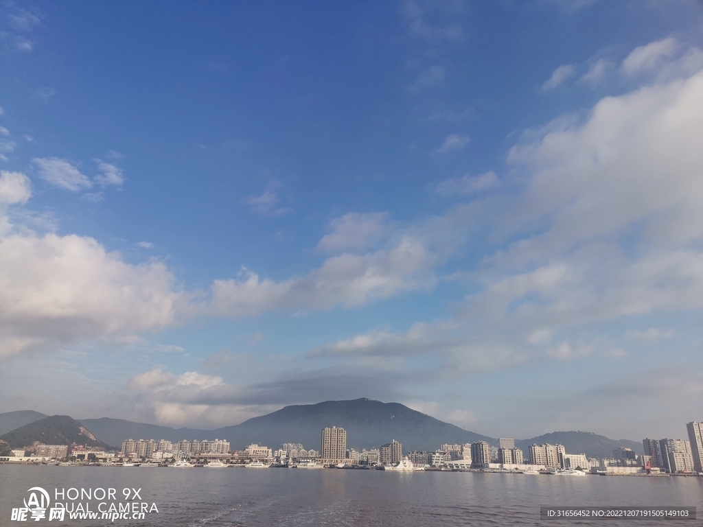 蓝天下的海边小镇