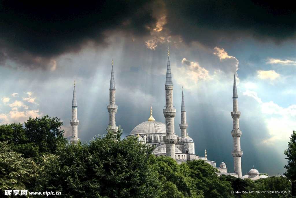 刺破乌云的城堡