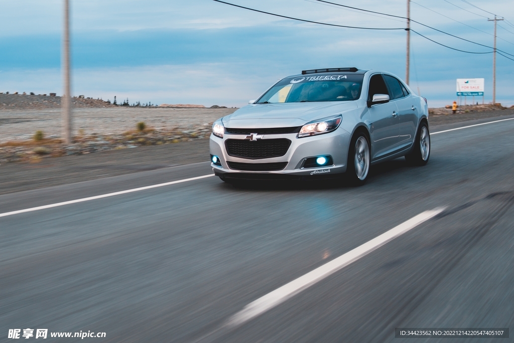 车行驶在公路上