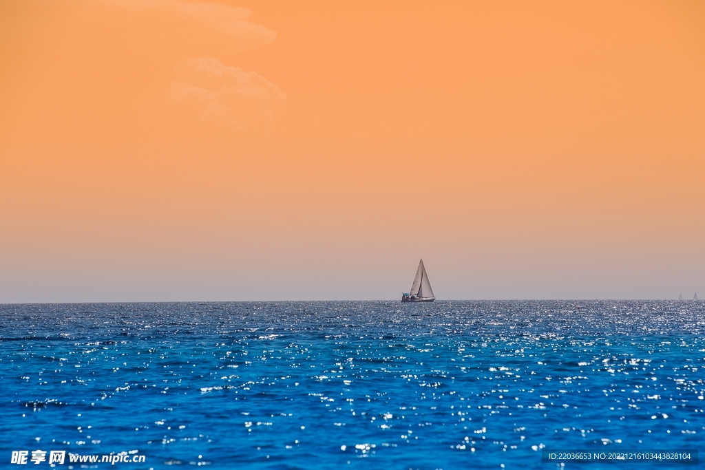 黄昏大海帆船