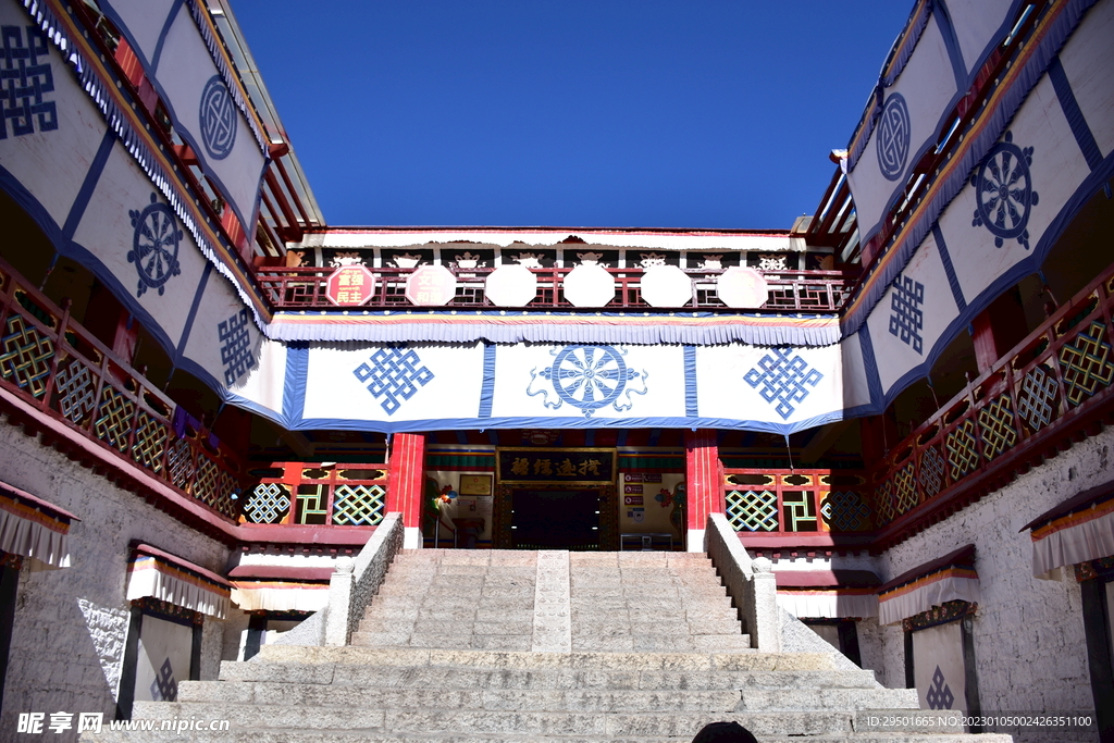 藏式建筑门口石梯