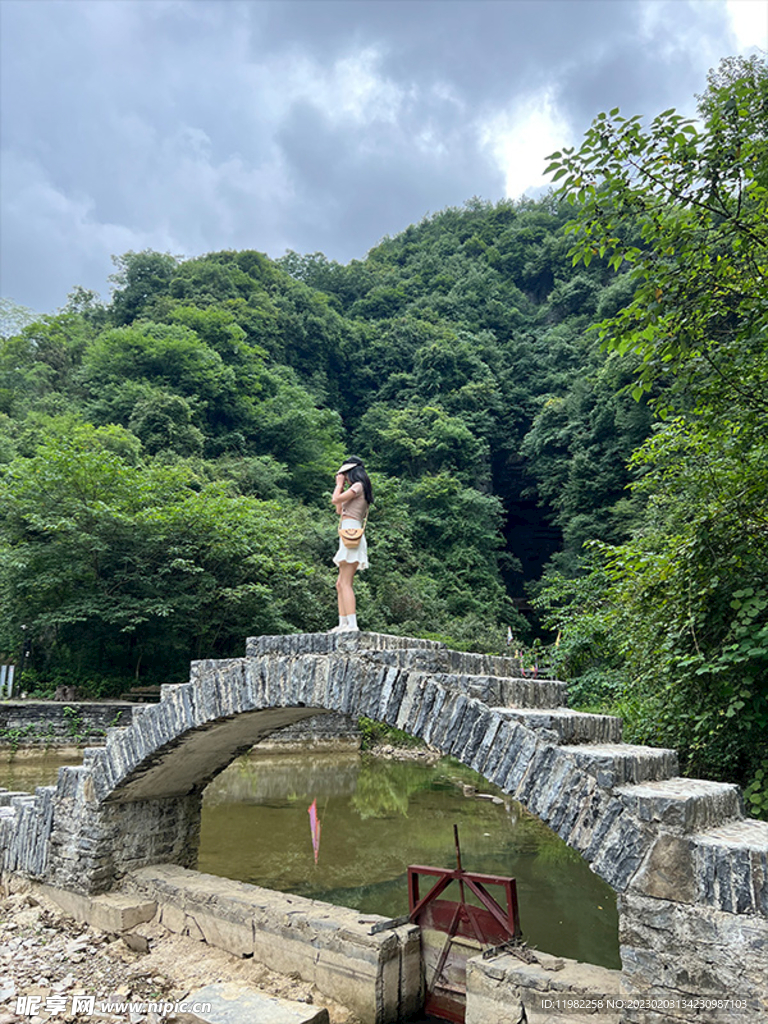 拱桥美女