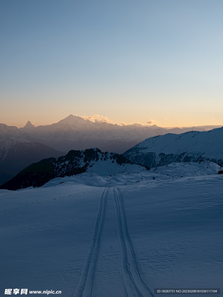 冬季雪山车轮痕迹图