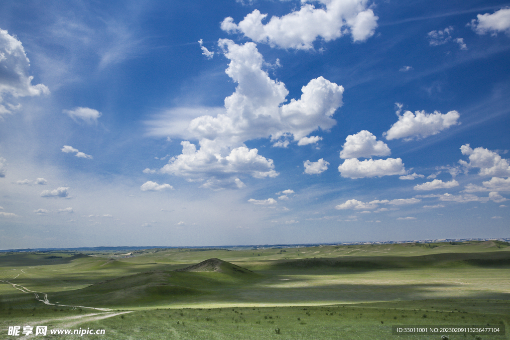 草原蓝天白云