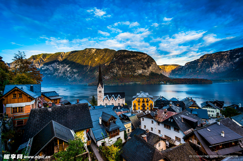 哈尔施塔特小镇湖泊与木屋