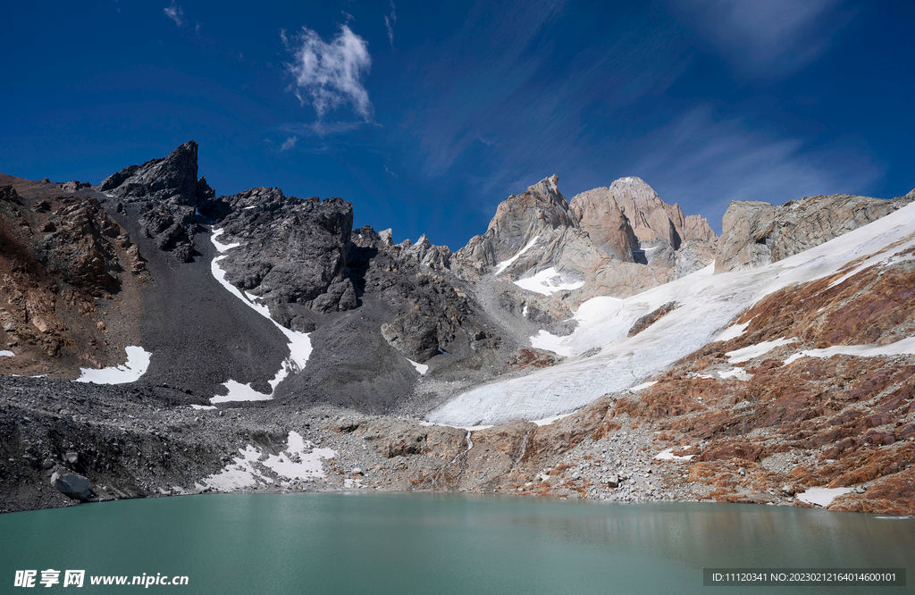 阿根廷湖与飘着白云的天空