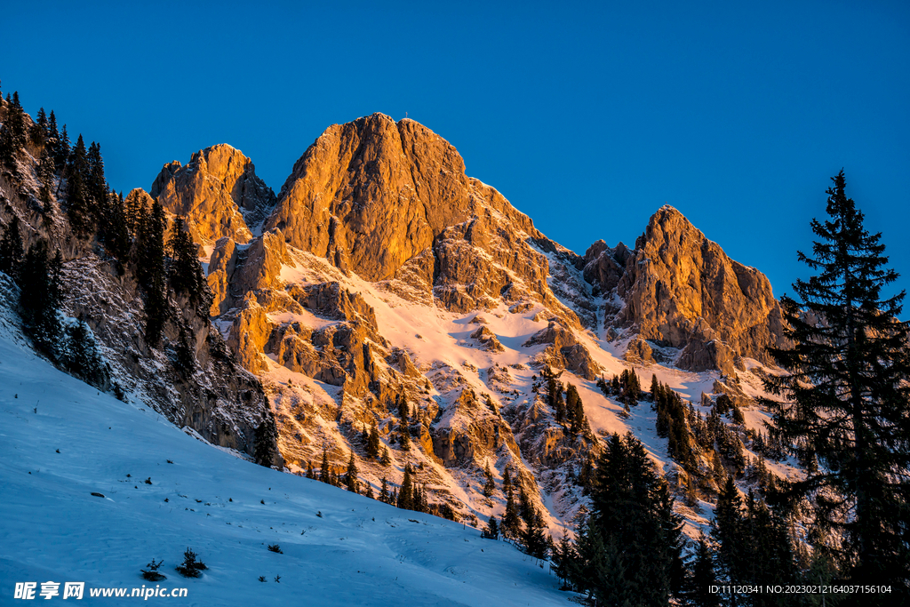 晴朗天空下的高山风光